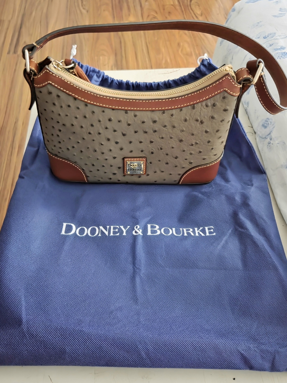RARE Dooney & Bourke Ostrich Leather Hobo 25 - Pristine Condition - Picture 2 of 10